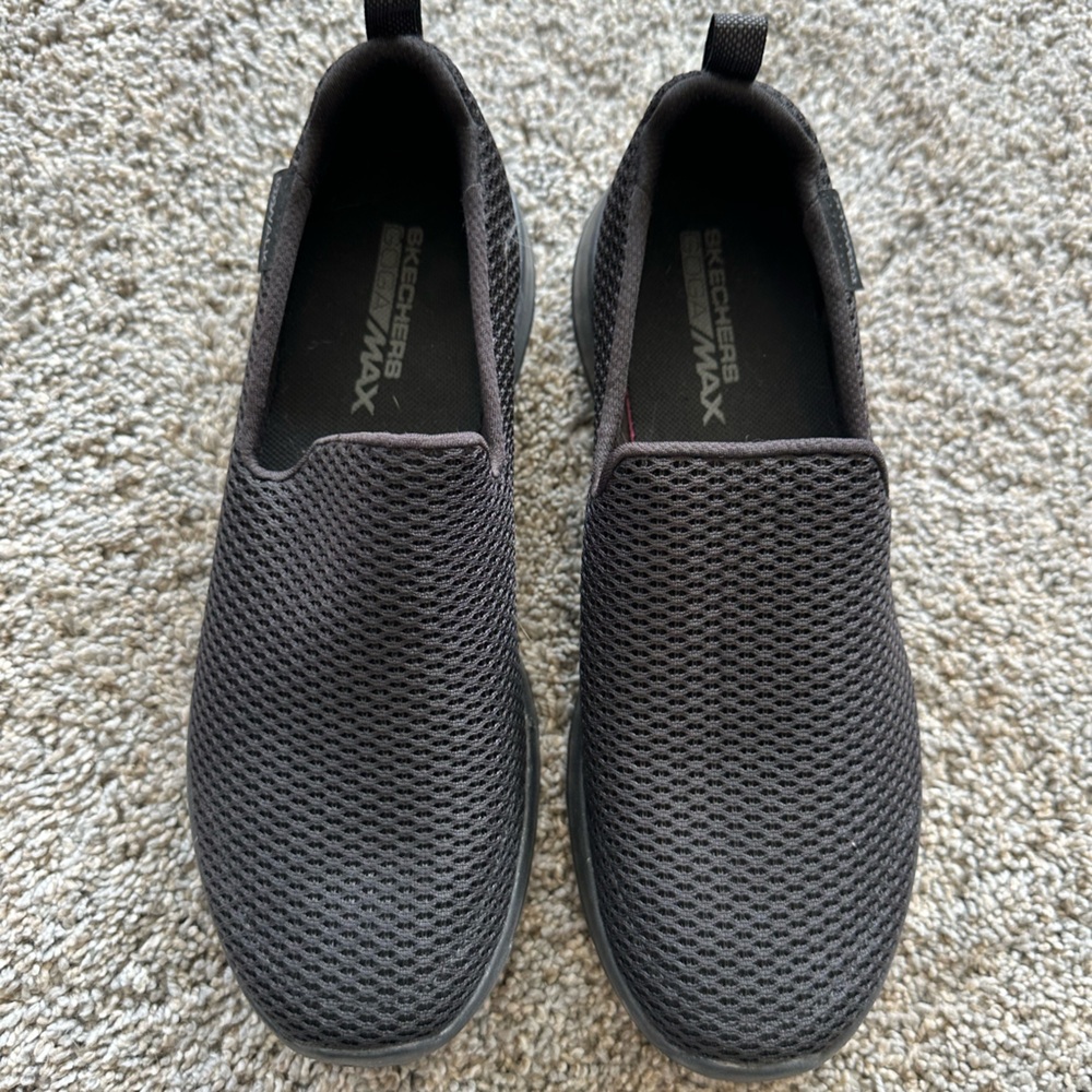 Skechers women’s size 7 “Goga” slip on sneakers.